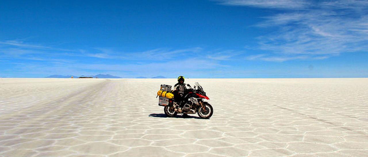 Miquel Silvestre, en el desierto de Mojave, en la Ruta 66;  y en el Niemeyer de Avilés. | Miquel Silvestre /