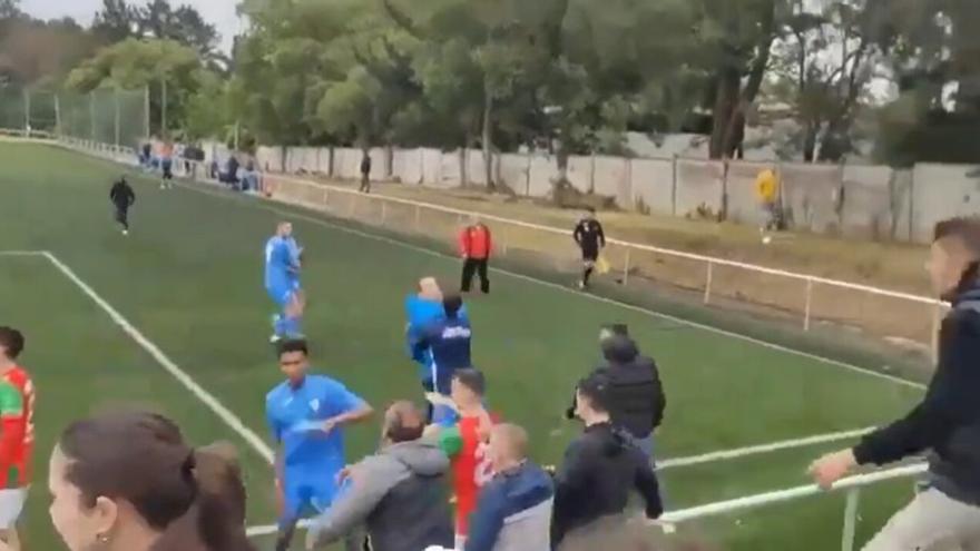 Violencia en el fútbol regional gallego: los vídeos de la multitudinaria pelea del partido Vilalbés B-San Ciprián