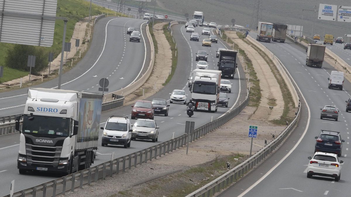 CVarios camiones y otros vehículos circulan por la autoví