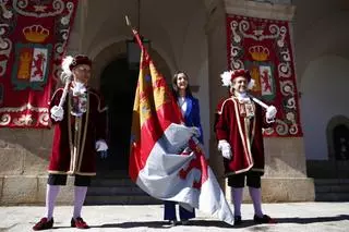 Cáceres tremola el Pendón de San Jorge a ritmo de El Redoble