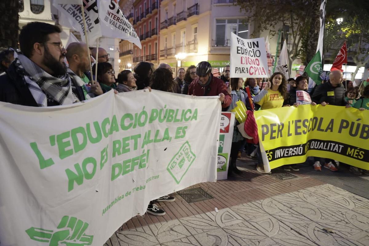 Los profesores de Alicante se plantan: urgen más personal y más sueldo