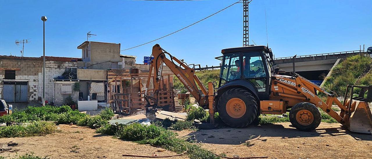 Uno de los operarios retira uno de los varios corrales instalados en el solar. | LEVANTE-EMV