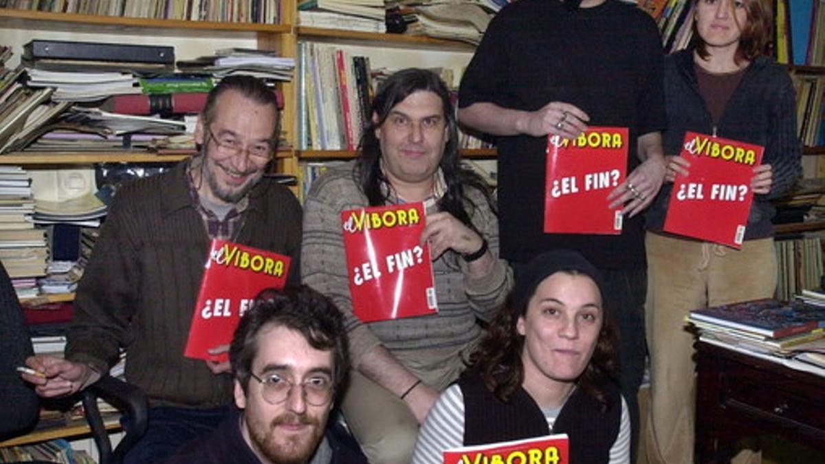 Josep Maria Berenguer, a la izquierda, junto a parte del equipo de redacción de 'El Vibora', el 23 de febrero del 2004.