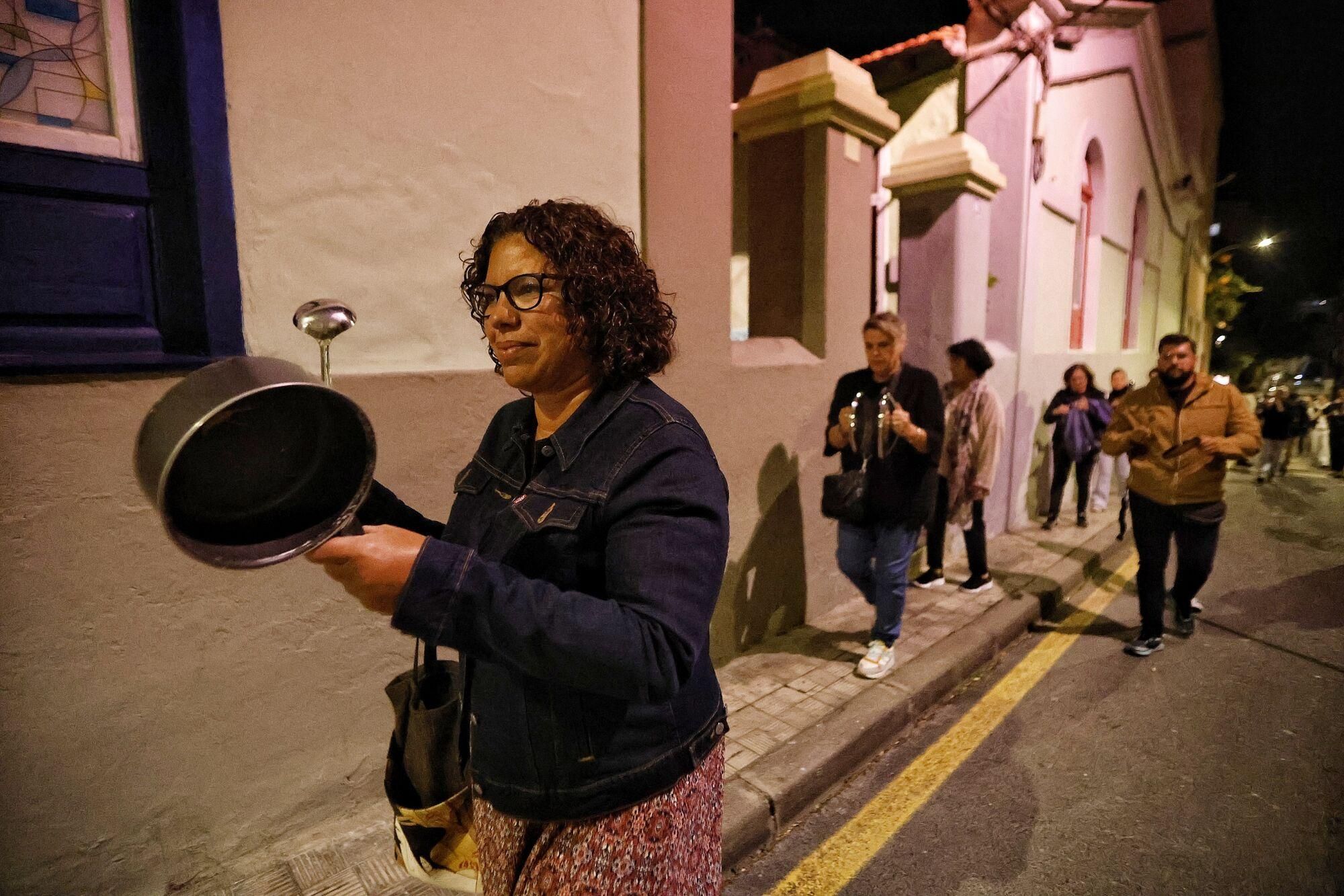 Cacerolada de los vecinos de El Toscal contra la inseguridad y la ocupación de viviendas

