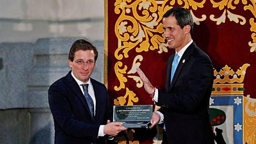 Martínez-Almeida entregant la Clau d&#039;Or a Juan Guaidó en l&#039;acte celebrat a l&#039;ajuntament de Madrid.