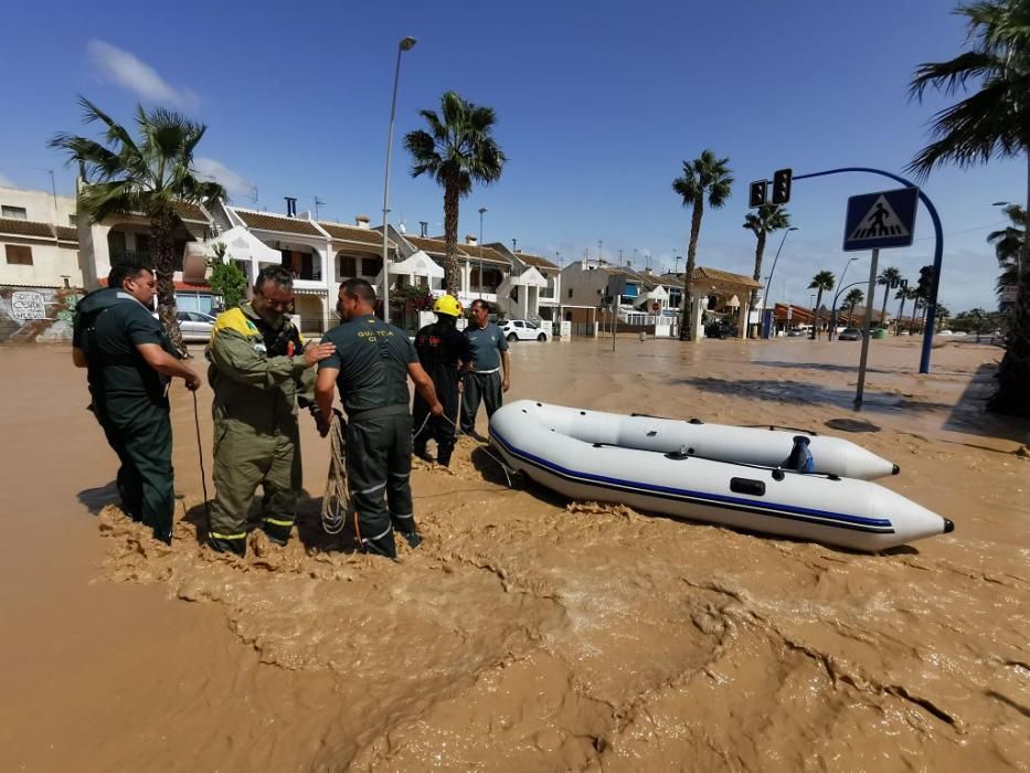 Efectivos de bomberos y de la Unidad Militar de Emergencias rescatan a vecinos en Los Alcázares