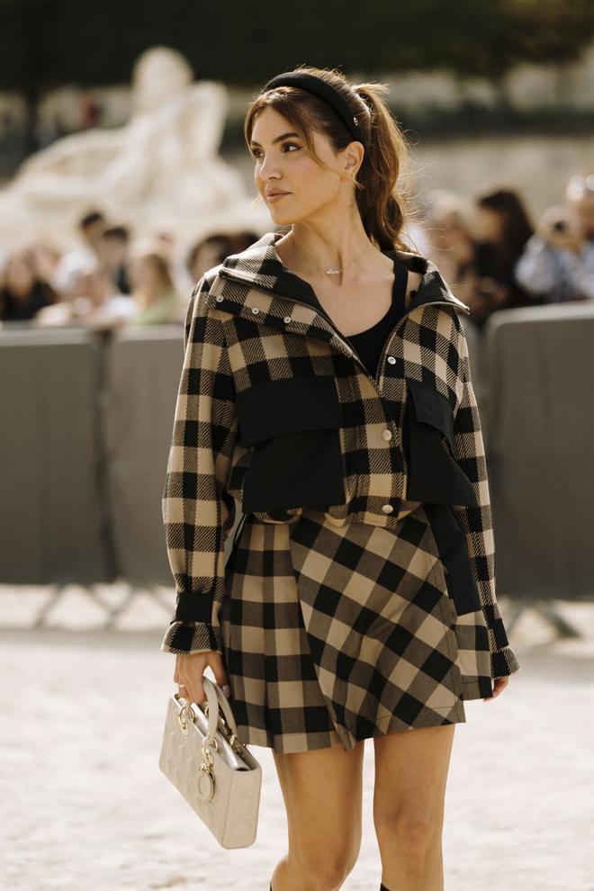 Peinado con diadema en el street style de Paris Fashion Week