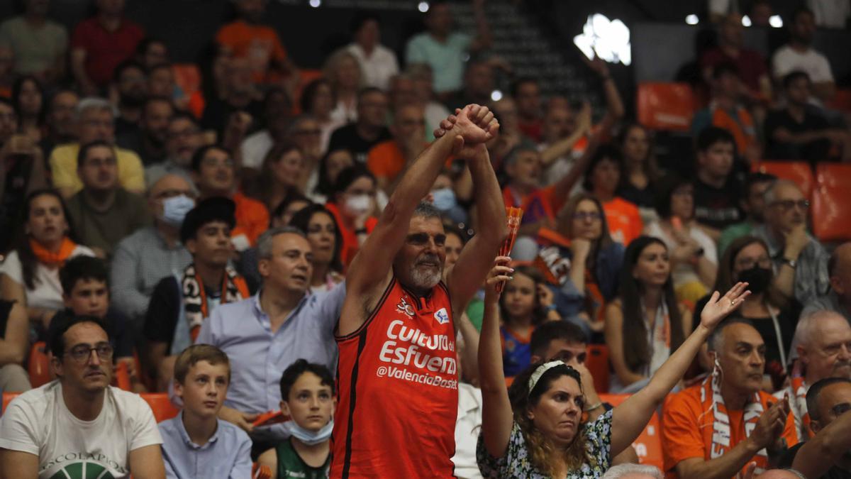 Un aficionado reclama a los árbitros durante el tercer partido ante el Baskonia