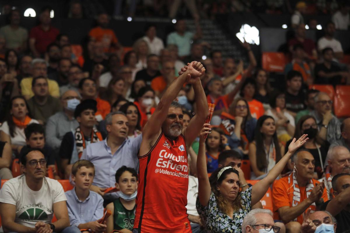 Un aficionado reclama a los árbitros durante el tercer partido ante el Baskonia