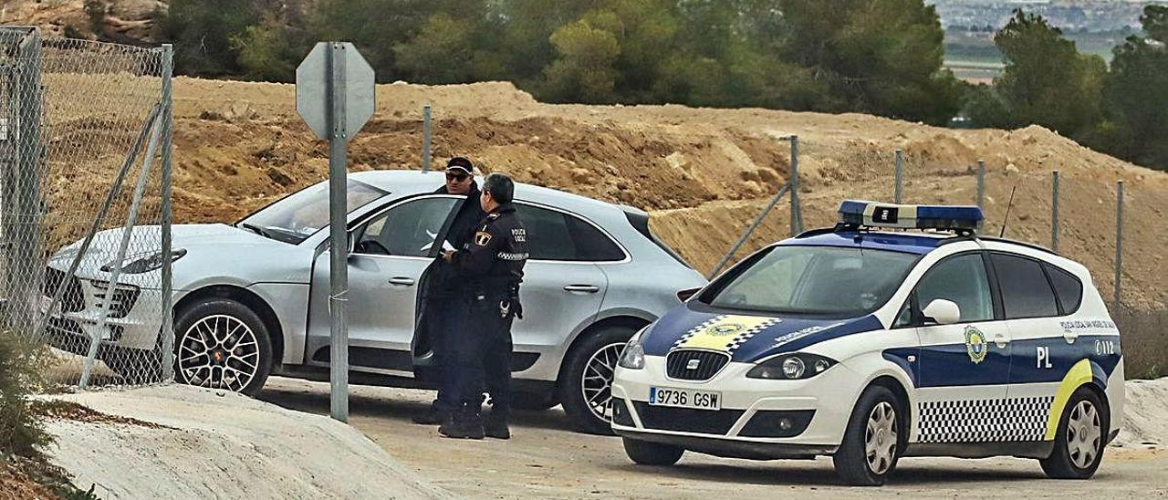 Un agente de la Policía Local de San Miguel de Salinas atiende un aviso en el municipio.