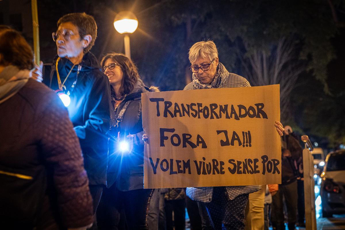 Manifestación de vecinos de la Prosperitat que piden una solución para los cortes de luz que sufren y el traslado de un transformador que se incendió en septiembre. Manifestación de vecinos de la Prosperitat que piden una solución para los cortes de luz que sufren y el traslado de un transformador que se incendió en septiembre.