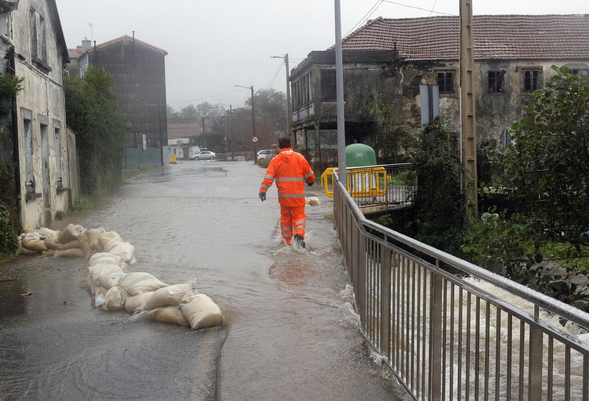 El río Cádavo se desborda y causa inundaciones en Fene