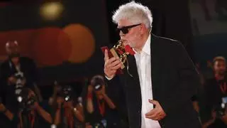 Almodóvar hace historia y gana el León de Oro a la mejor película en Venecia por 'La habitación de al lado'