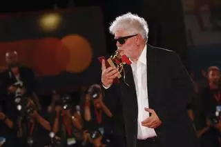 Almodóvar gana el León de Oro con su reivindicación a favor de la eutanasia: 'El ser humano debe ser libre para vivir y morir'