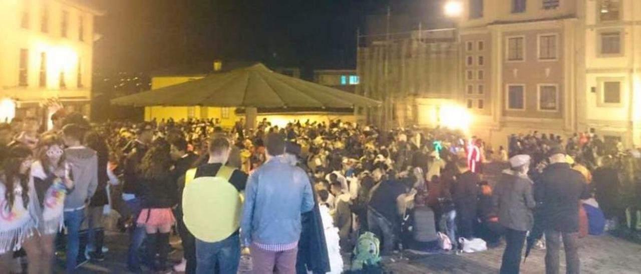 Lleno en la Plaza del Sol. La plaza del Sol, la del Campa, la del Monster para los veteranos, es la más popular del &quot;botellón&quot;. Tiene bares a un costado y sus baños sirven para un apuro.