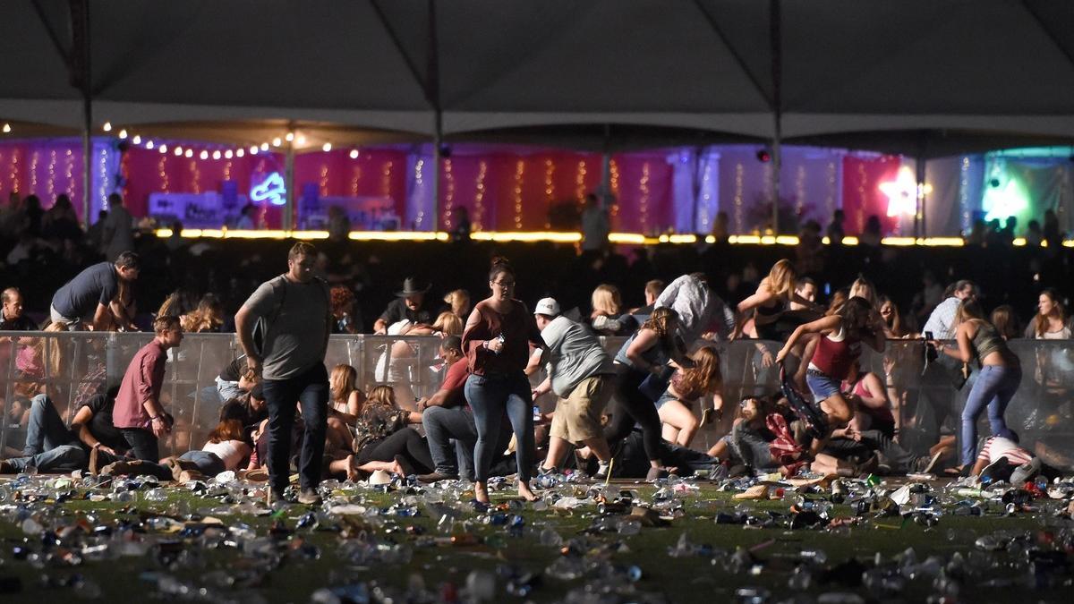 Decenas de personas corren tras el tiroteo en el festival Route 91 Harvest, este domingo en Las Vegas.