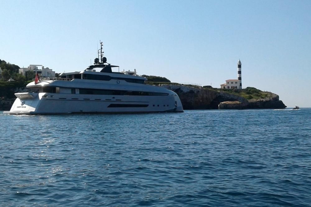 Denuncian el fondeo sobre posidonia de un yate en Portocolom