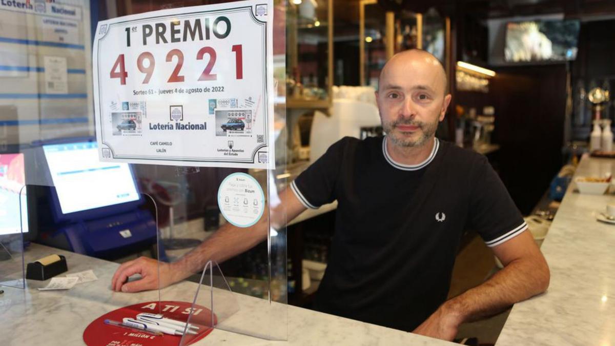 Carlos López, ayer, en su despacho de lotería.   | // BERNABÉ/ANA AGRA