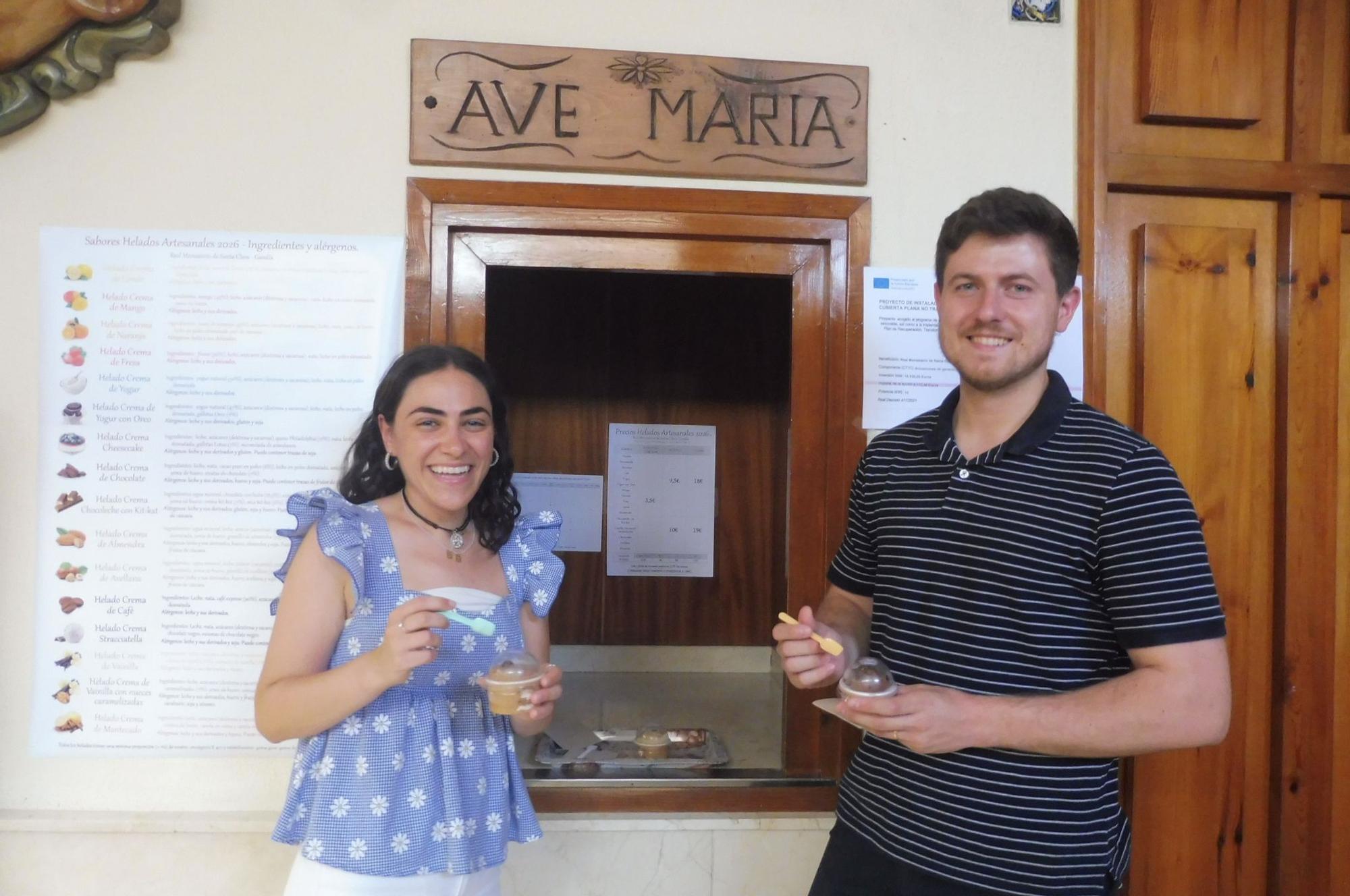 Una pareja posa tras comprar helados en el monasterio de Santa Clara, en Gandia.
