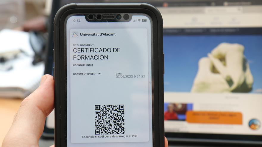 La UA habilita una aplicación para llevar en el móvil en código QR los títulos y certificados