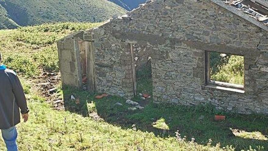 Les restes del refugi que els miners anomenaven Villa Anita i que albergava els treballadors