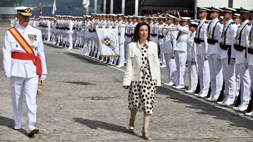 La Armada recibe a 109 nuevos oficiales y 78 aspirantes juran bandera en la Escuela Naval