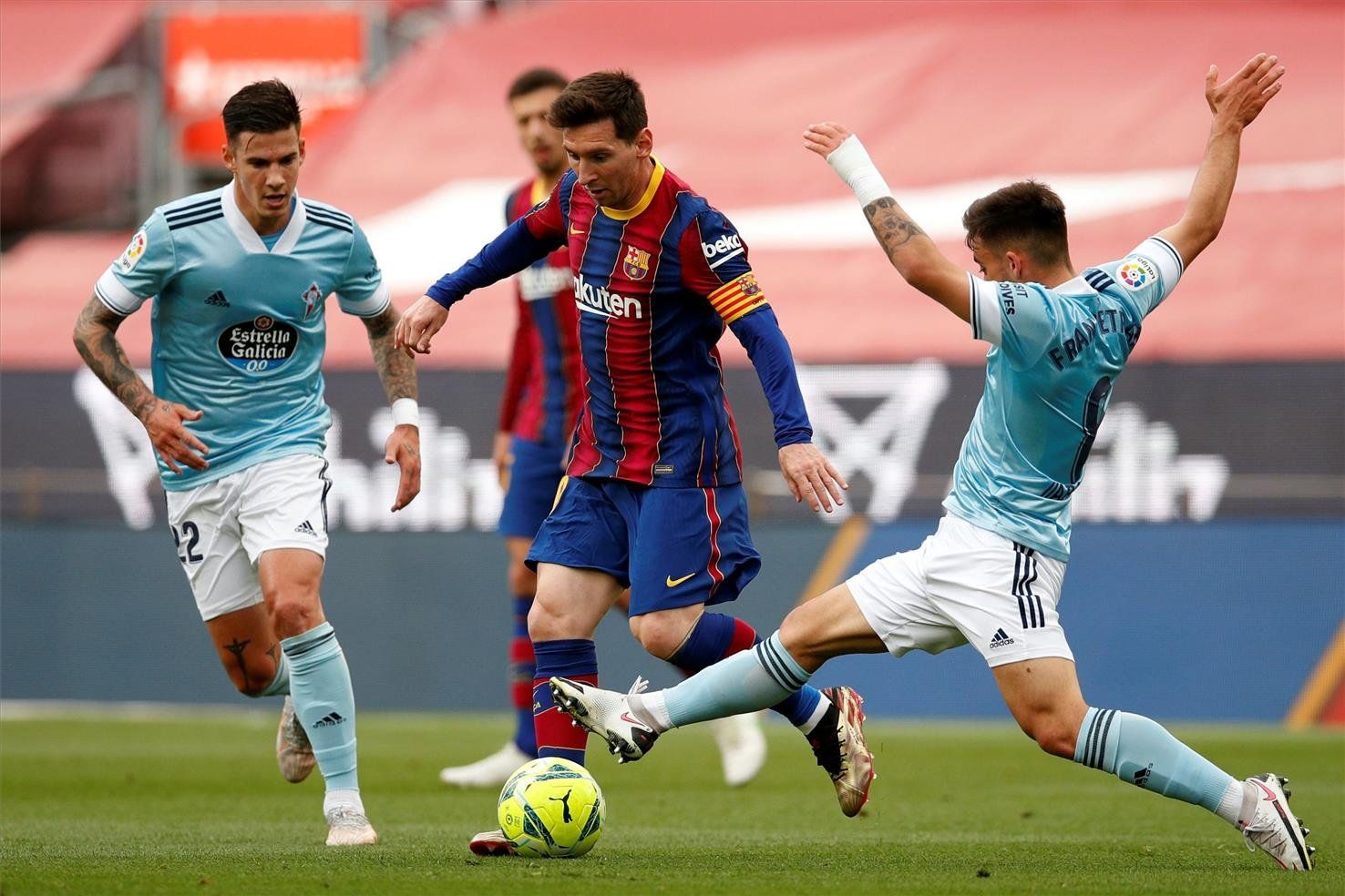 Messi ante los defensas celestes