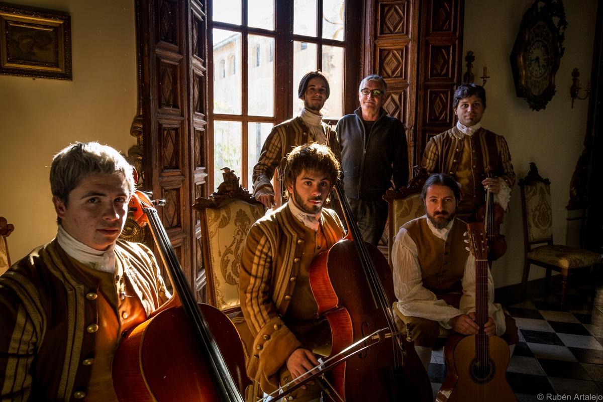 Luis Ivars, con músicos que tocaron en la película de Balmis