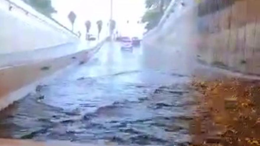 Coches en apuros en los túneles Julio Luengo y en Primero de Mayo, en Las Palmas de Gran Canaria