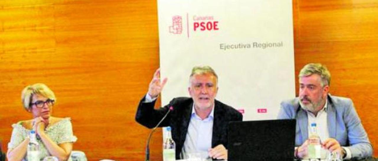 Elena Máñez, Ángel Víctor Torres y Jorge Tomás González, en la Comisión Ejecutiva Regional del PSOE, ayer, en Santa Cruz.