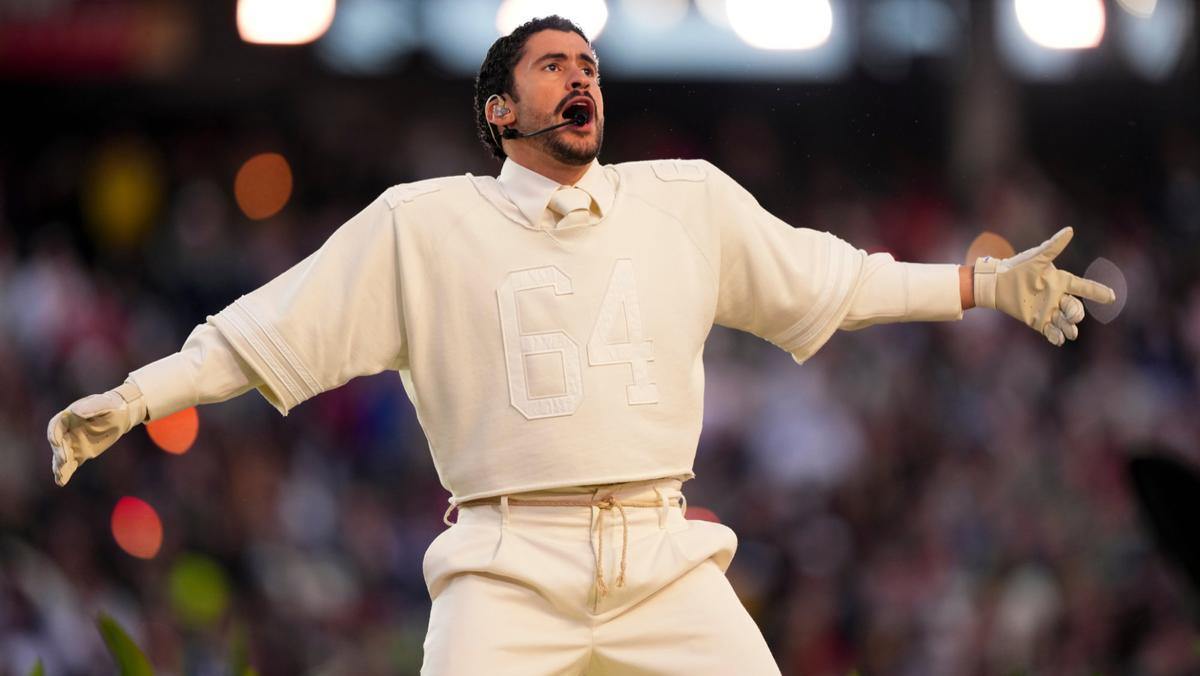 Bad Bunny, durante su actuación en la Super Bowl.