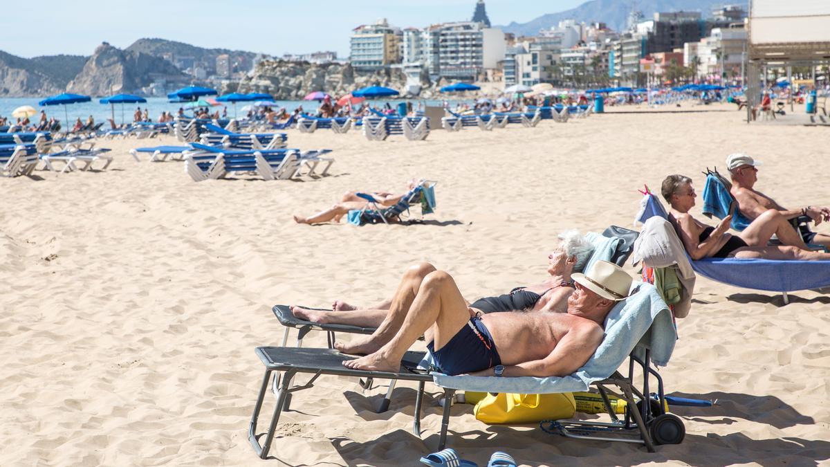 Archivo - Numerosas personas toman el sol en la playa de Poniente, a 11 de marzo de 2023, en Benidorm, Alicante, Comunidad Valenciana (España).