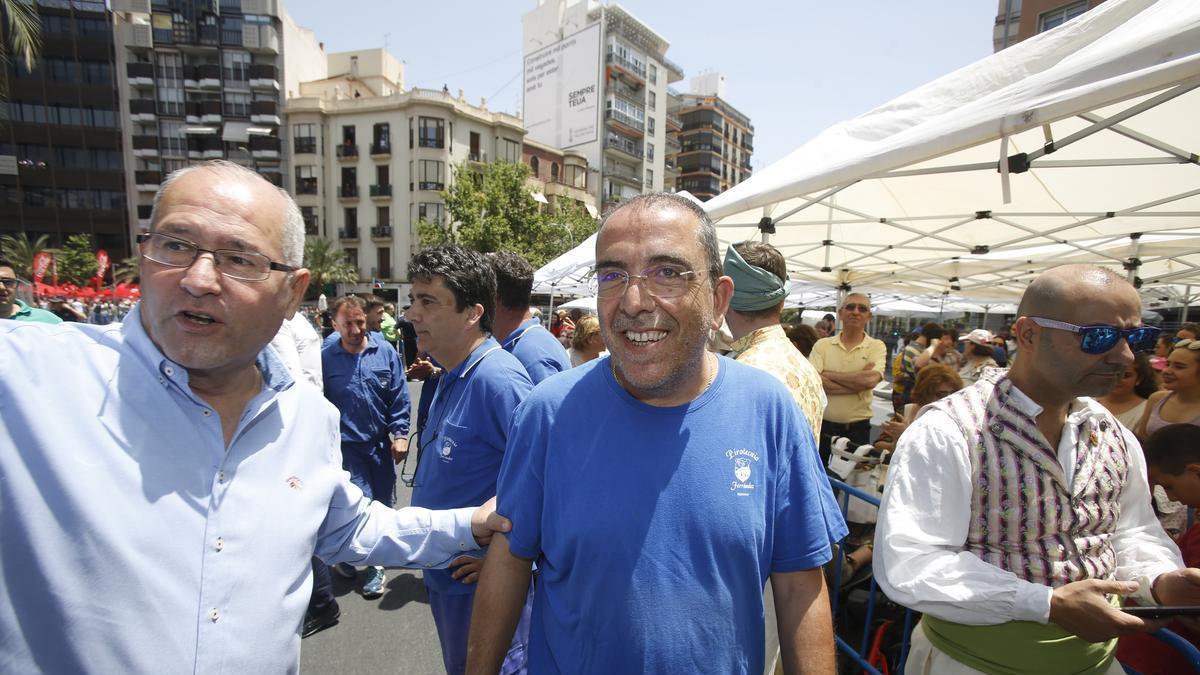 Manuel Ferrández, tras un disparo en otras Hogueras, junto al concejal González