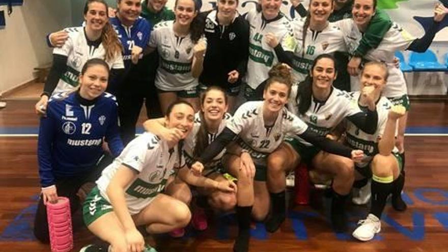 Las jugadoras del Mustang celebran la clasificación.