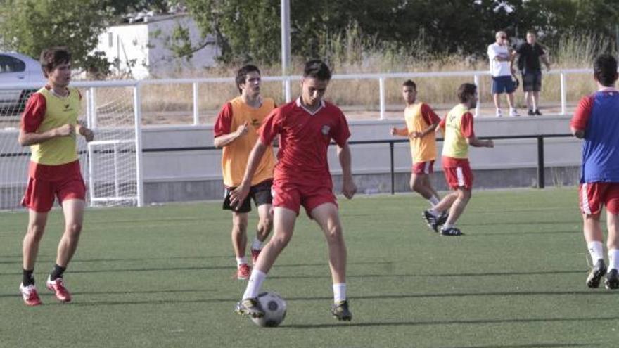 Un futbolista del Zamora B realiza un ejercicio.