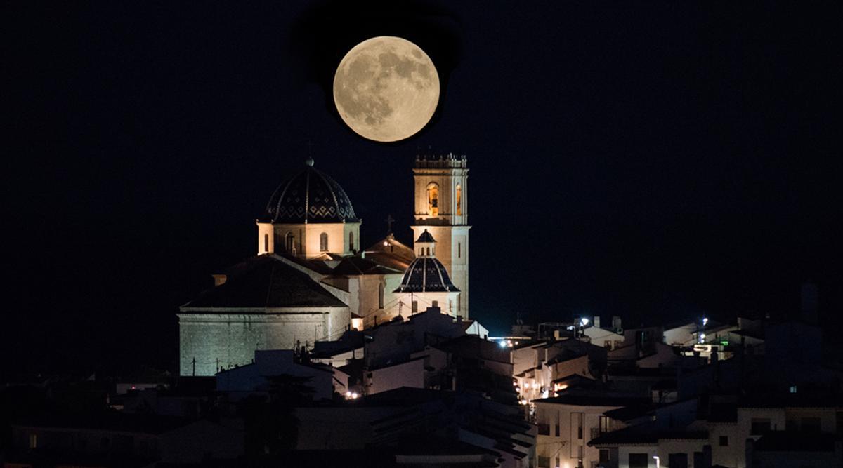 La Iglesia de Nuestra Señora del Consuelo de Altea con la luna llena.
