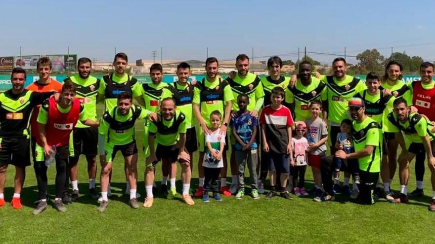 Los niños que han acudido al entrenamiento junto a los futbolistas