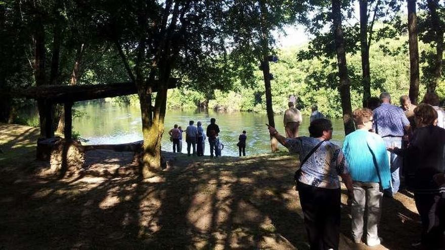 Vecinos de Santiago visitan las comarcas y A Estrada descubre su encanto urbano