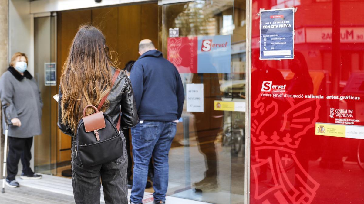 Varias personas hacen cola en una oficina del SEPE