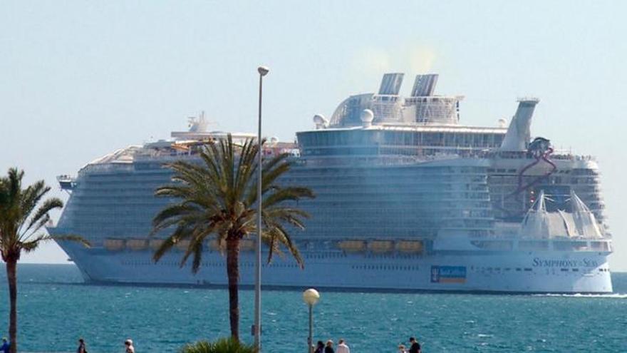 Die Symphony of the Seas, das grösste Kreuzfahrtschiff der Welt, läuft regelmäßig mit tausenden Passagieren den Hafen von Palma de Mallorca an