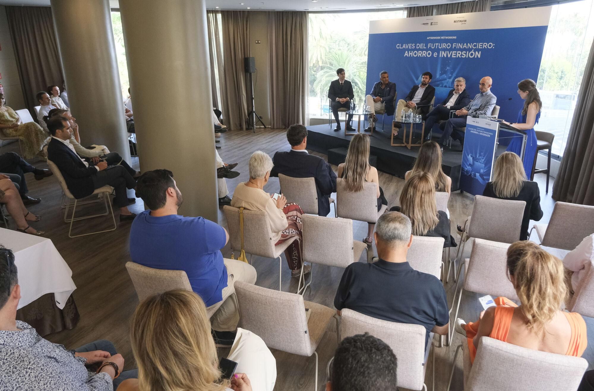 Expertos reunidos por La Opinión apuestan por el conocimiento financiero para superar los actuales tiempos de incertidumbre
