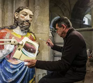 Chus Puras le saca los colores originales al Señor de la Catedral