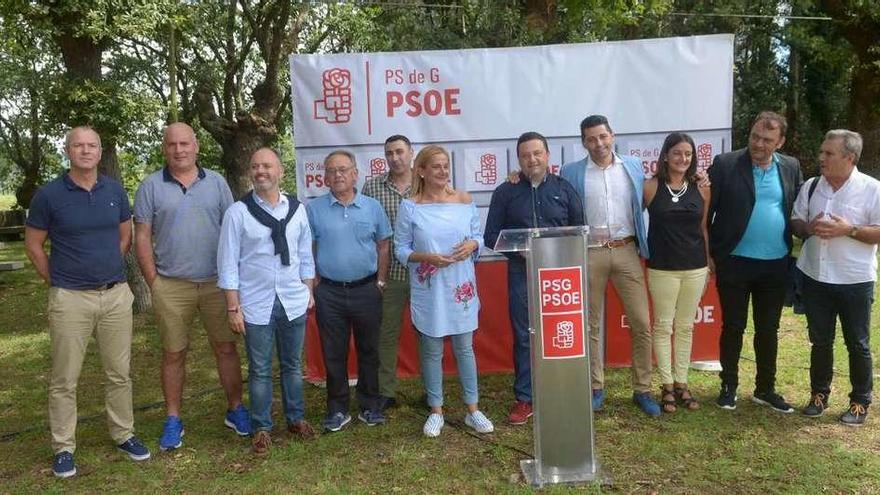 Acto socialista celebrado ayer con Carmela Silva y el alcalde de Cuntis como anfitriones. // Noé Parga