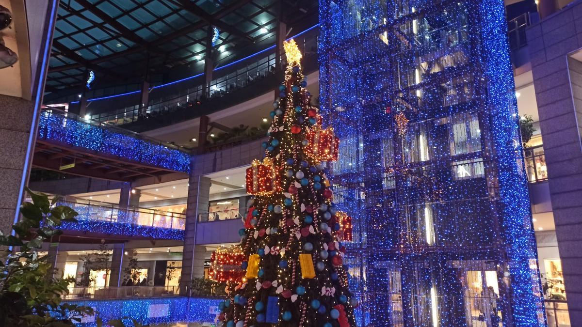 El centro comercial ya está decorado con motivos navideños.