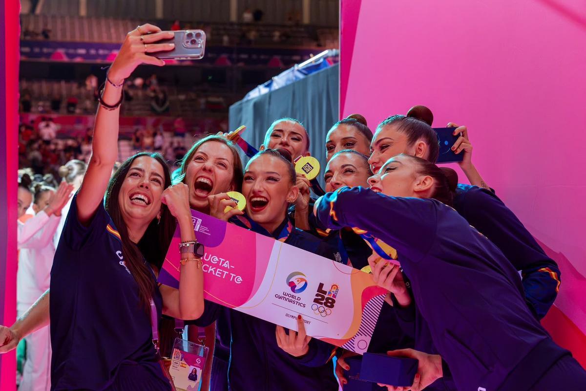 Alejandra Quereda celebra, junto al resto del equipo, con una foto.