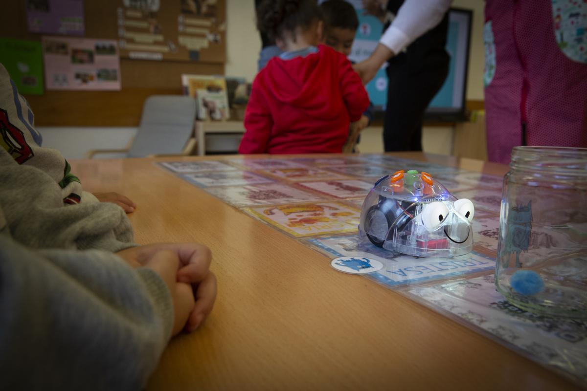 'Blue-bot', uno de los artilugios de robótica que ha llegado a la escuela Vista Alegre de Mataró.