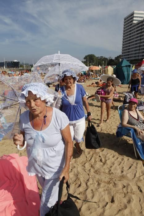 Mujeres de La Corredoria (Oviedo) que acuden a bañarse a la playa de San Lorenzo