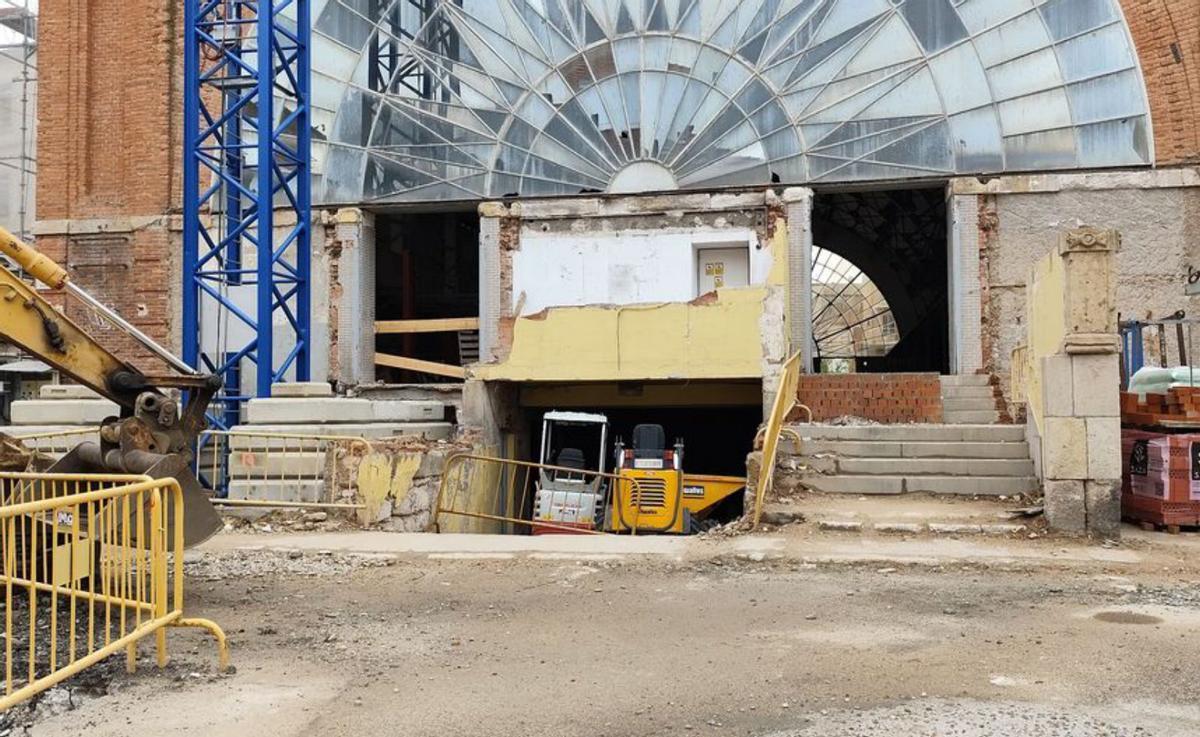 Afloran restos óseos y enterramientos en las obras del Mercado de Abastos