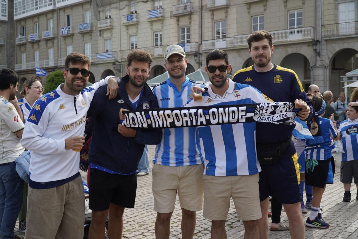 Miles de personas celebraron el ascenso con el Deportivo en la plaza de María Pita de A Coruña