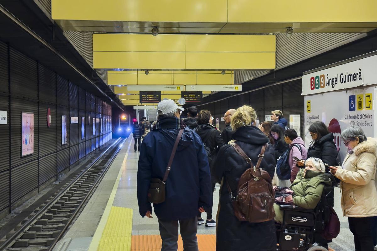 Valencia. VLC. Grave averia en la catenaria de Angel Guimera que ha provocado grandes retrasos a primera hora del dia
